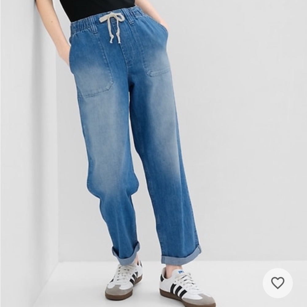 NWT
Mid Rise Easy Pull On Jeans